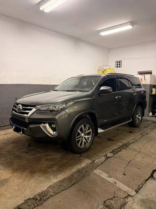 TOYOTA HILUX SW4 2.8 SRX 4X4 7 LUGARES 16V TURBO INTERCOOLER DIESEL 4P AUTOMÁTICO