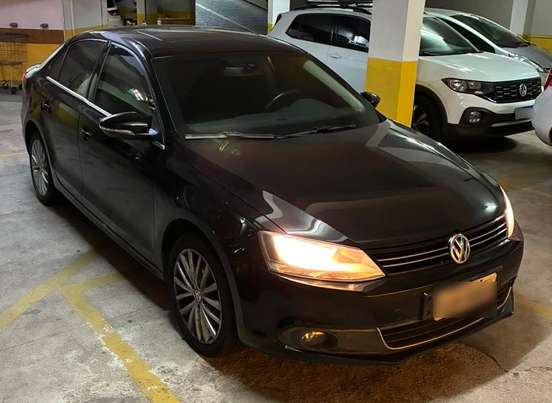 VOLKSWAGEN-JETTA-2012