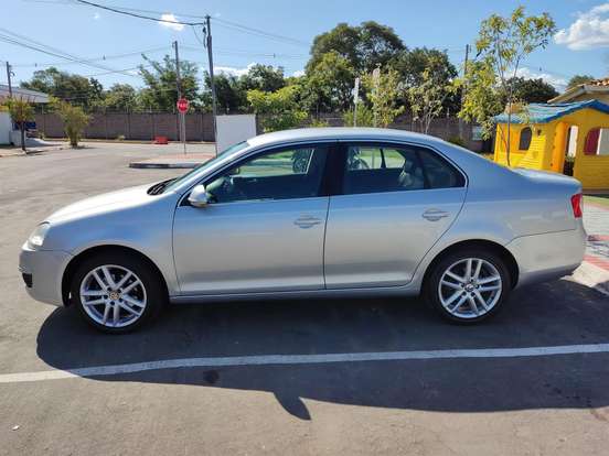 VOLKSWAGEN-JETTA-2010