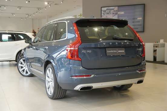 VOLVO-XC90-2019