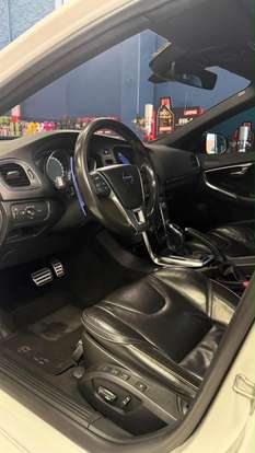 VOLVO-V40-2015