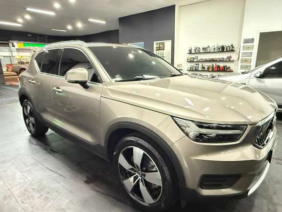 VOLVO-XC40-2021
