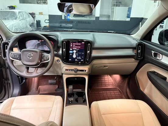 VOLVO-XC40-2021