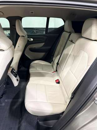 VOLVO-XC40-2021