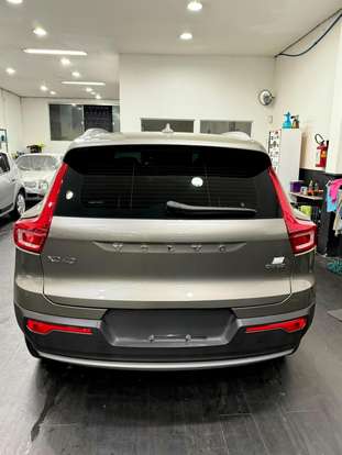 VOLVO-XC40-2021