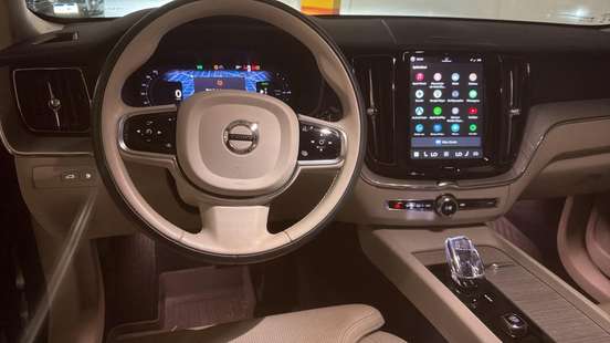 VOLVO-XC60-2023