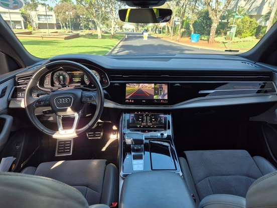 AUDI-Q8-2021
