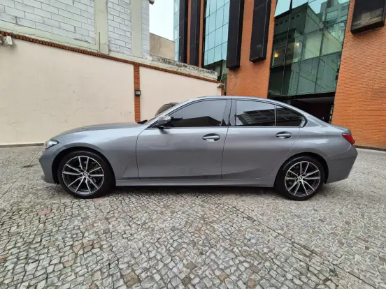 BMW-320i-2023