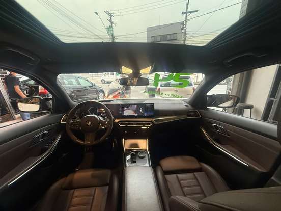BMW-320i-2023