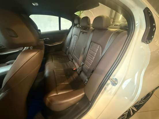 BMW-320i-2023
