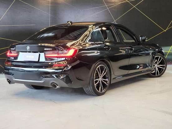 BMW-320i-2019