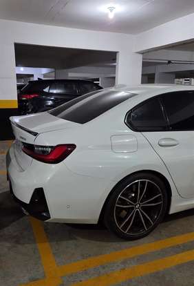 BMW-320i-2023