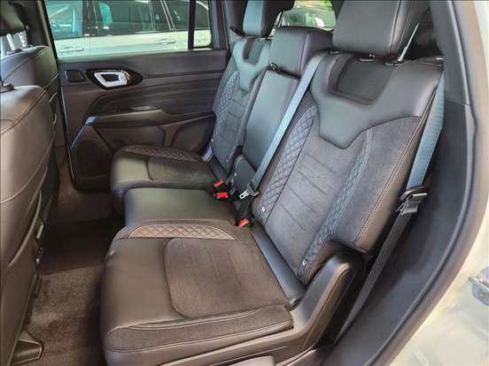 JEEP-COMMANDER-2.0 HURRICANE 4 TURBO FLEX BLACKHAWK AT9 JEEP-COMMANDER-2026