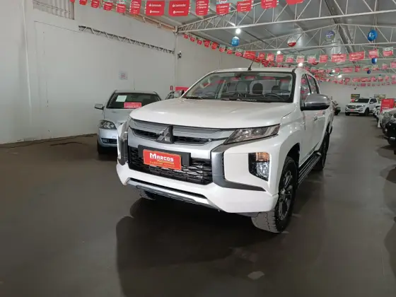 MITSUBISHI L200 TRITON 2.4 16V TURBO DIESEL SPORT HPE CD 4P 4X4 AUTOMÁTICO MITSUBISHI L200 TRITON 2.4 16V TURBO DIESEL SPORT HPE CD 4P 4X4 AUTOMÁTICO