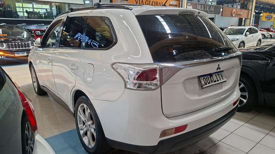 MITSUBISHI-OUTLANDER-2013