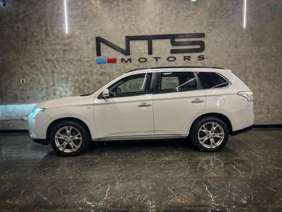 MITSUBISHI-OUTLANDER-3.0 GT 4X4 V6 24V GASOLINA 4P AUTOMÁTICO MITSUBISHI-OUTLANDER-2013