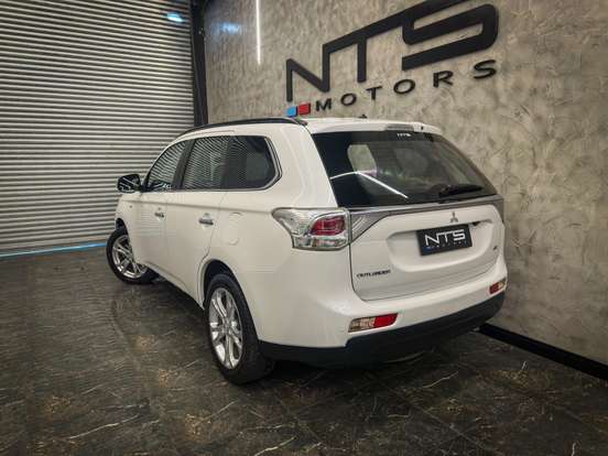 MITSUBISHI-OUTLANDER-3.0 GT 4X4 V6 24V GASOLINA 4P AUTOMÁTICO MITSUBISHI-OUTLANDER-2013