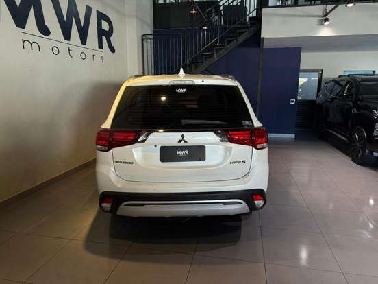 MITSUBISHI-OUTLANDER-2021