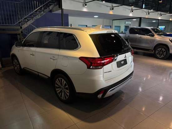 MITSUBISHI-OUTLANDER-2021