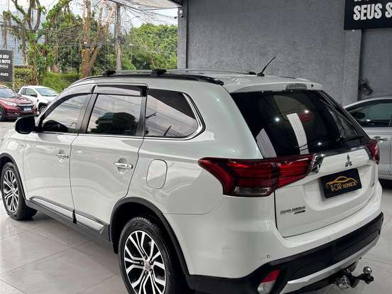MITSUBISHI-OUTLANDER-3.0 GT 4X4 V6 24V GASOLINA 4P AUTOMÁTICO MITSUBISHI-OUTLANDER-2015