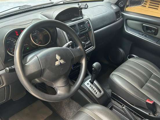 MITSUBISHI-PAJERO TR4-2.0 4X2 16V 140CV FLEX 4P AUTOMÁTICO MITSUBISHI-PAJERO TR4-2013
