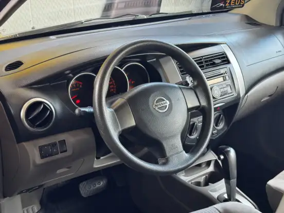 NISSAN-LIVINA-2010