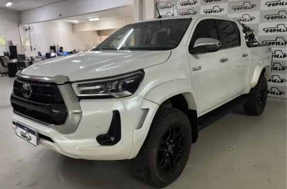 TOYOTA HILUX 2.8 D-4D TURBO DIESEL CD SRX PLUS 4X4 AUTOMÁTICO