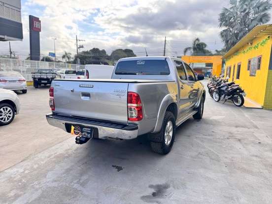 TOYOTA-HILUX-2014