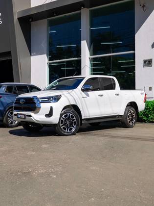 TOYOTA HILUX 2.8 D-4D TURBO DIESEL CD SRX 4X4 AUTOMÁTICO