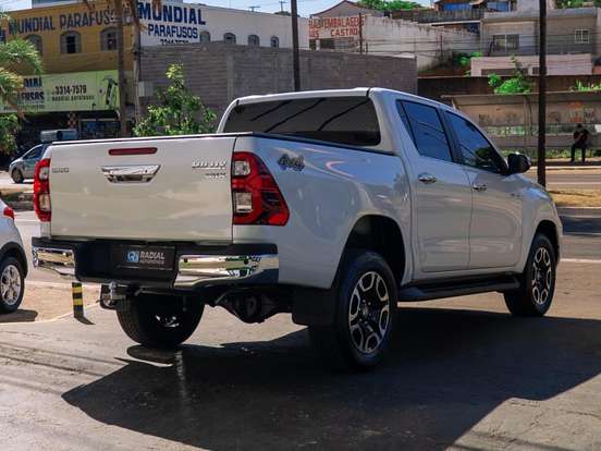 TOYOTA-HILUX-2.8 D-4D TURBO DIESEL CD SRX 4X4 AUTOMÁTICO TOYOTA-HILUX-2026