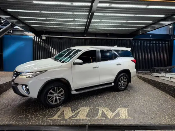 TOYOTA HILUX SW4 2.8 SRX 4X4 7 LUGARES 16V TURBO INTERCOOLER DIESEL 4P AUTOMÁTICO TOYOTA HILUX SW4 2.8 SRX 4X4 7 LUGARES 16V TURBO INTERCOOLER DIESEL 4P AUTOMÁTICO