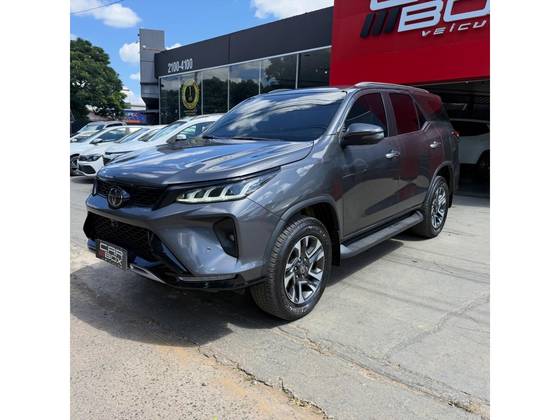 TOYOTA HILUX SW4 2.8 D-4D TURBO DIESEL DIAMOND 7L 4X4 AUTOMÁTICO