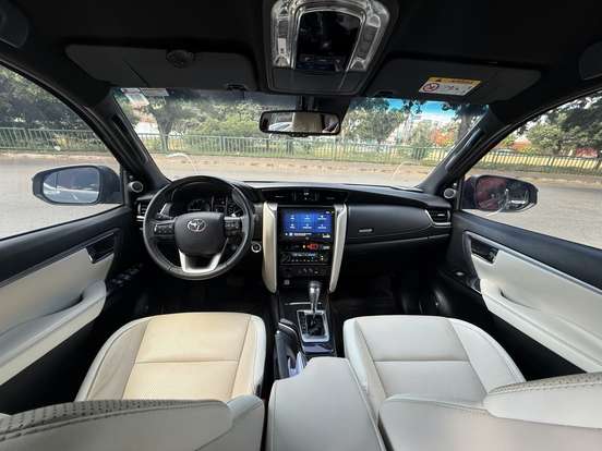 TOYOTA-HILUX SW4-2023