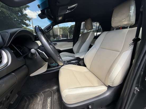 TOYOTA-HILUX SW4-2023
