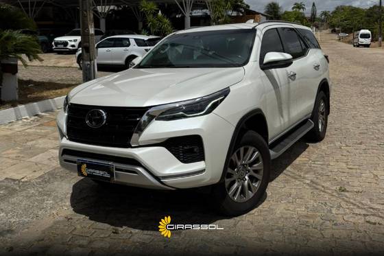 TOYOTA HILUX SW4 2.8 D-4D TURBO DIESEL SRX 7L 4X4 AUTOMÁTICO