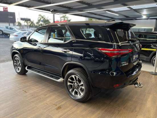 TOYOTA-HILUX SW4-2023