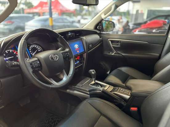 TOYOTA-HILUX SW4-2023