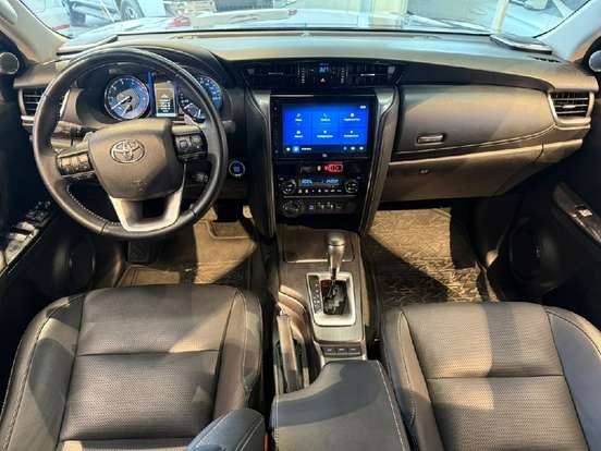 TOYOTA-HILUX SW4-2.8 D-4D TURBO DIESEL SRX PLATINUM 4X4 AUTOMÁTICO TOYOTA-HILUX SW4-2023