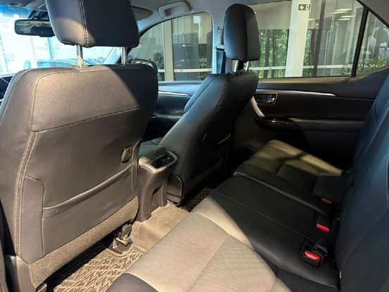 TOYOTA-HILUX SW4-2023