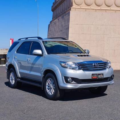 TOYOTA HILUX SW4 3.0 SRV 4X4 7 LUGARES 16V TURBO INTERCOOLER DIESEL 4P AUTOMÁTICO