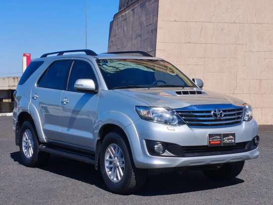 TOYOTA-HILUX SW4-3.0 SRV 4X4 7 LUGARES 16V TURBO INTERCOOLER DIESEL 4P AUTOMÁTICO TOYOTA-HILUX SW4-2012