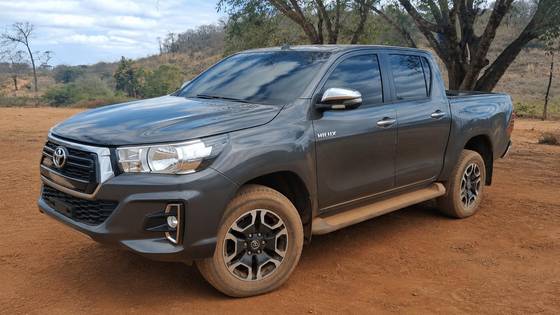 TOYOTA HILUX 2.8 D-4D TURBO DIESEL CD SRV 4X4 AUTOMÁTICO