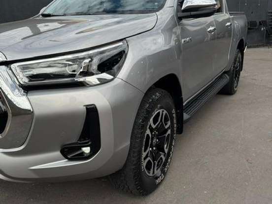 TOYOTA-HILUX-2.8 D-4D TURBO DIESEL CD SRX 4X4 AUTOMÁTICO TOYOTA-HILUX-2023