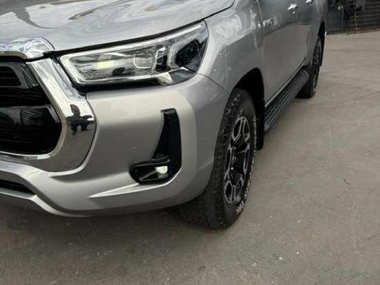 TOYOTA-HILUX-2.8 D-4D TURBO DIESEL CD SRX 4X4 AUTOMÁTICO TOYOTA-HILUX-2023