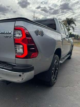 TOYOTA-HILUX-2.8 D-4D TURBO DIESEL CD SRX 4X4 AUTOMÁTICO TOYOTA-HILUX-2023