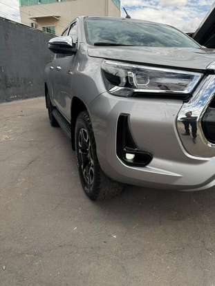 TOYOTA-HILUX-2.8 D-4D TURBO DIESEL CD SRX 4X4 AUTOMÁTICO TOYOTA-HILUX-2023