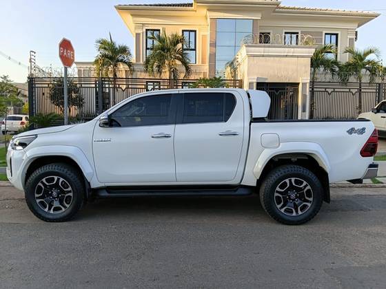 TOYOTA HILUX 2.8 D-4D TURBO DIESEL CD SRX PLUS 4X4 AUTOMÁTICO