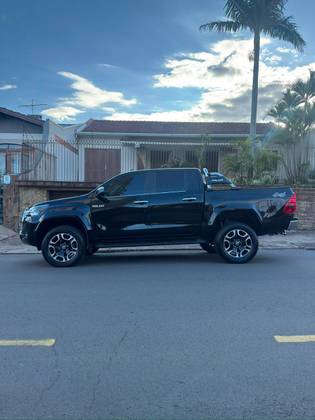TOYOTA HILUX 2.8 D-4D TURBO DIESEL CD SRX PLUS 4X4 AUTOMÁTICO