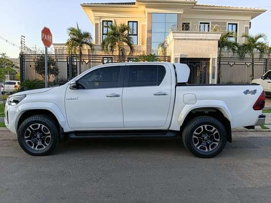 TOYOTA-HILUX-2023