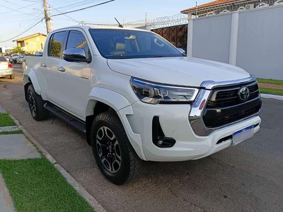 TOYOTA-HILUX-2023